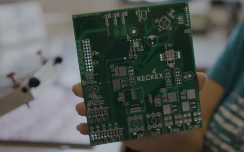 Prototyp-Platine in der Hand