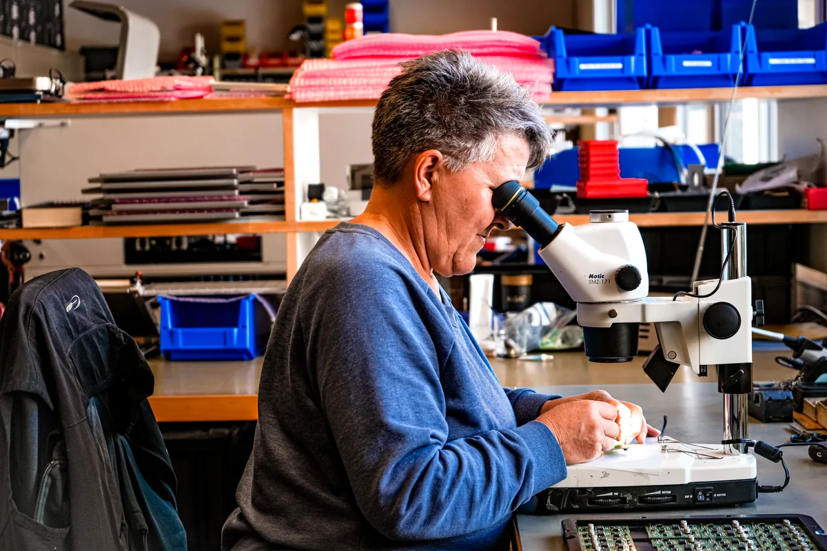 Arbeitsplatz mit Mikroskop in der Produktion in Buchs