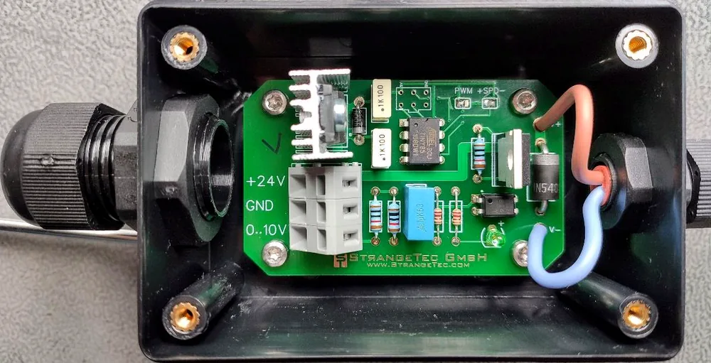 Fertig bestückte Platine im Gehäuse
