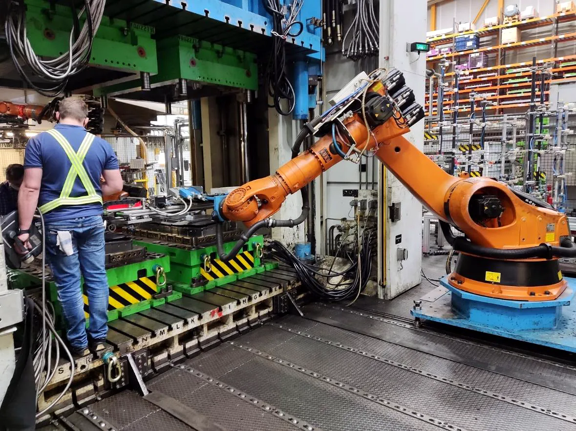 KUKA-Roboter an einer Presse in einer Fertigungslinie